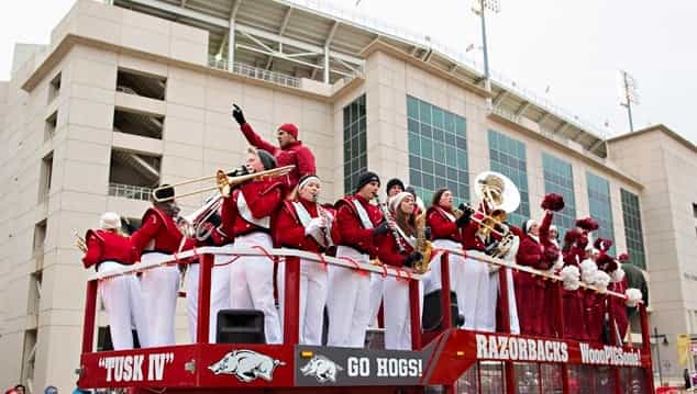 Vine: Arkansas fan tries and tries and tries to use smart phone with winter gloves