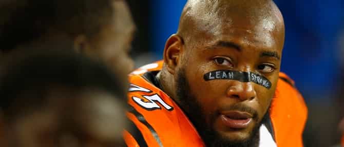 VINE: As Devon Still’s ill daughter receives an on-field ovation, opposition QB Brian Hoyer gives him a hug