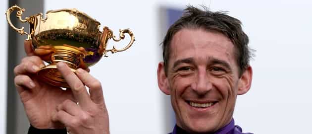 Vine: Davy Russell drops whip mid-race in Clonmel, borrows another from fellow rider