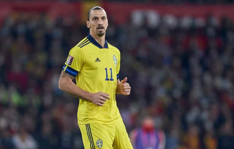 Zlatan Ibrahimovic floors Azpilicueta with vicious off-ball shoulder charge Zlatan Ibrahimovic floors Azpilicueta with vicious off-ball shoulder charge