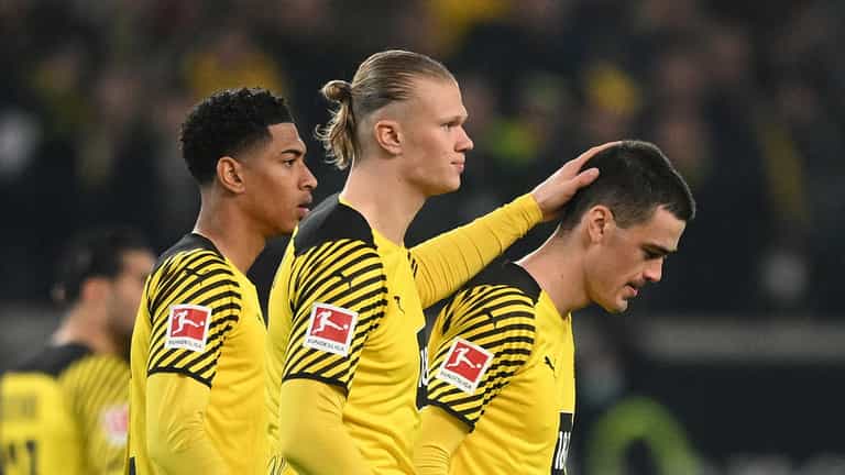 Borussia Dortmund’s Gio Reyna leaves pitch in tears after latest injury