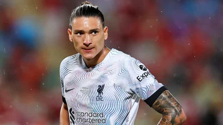 Darwin Nunez actually rubbish, Twitter decides after debut miss and 20-second training clip Darwin Nunez actually rubbish, Twitter decides after debut miss and 20-second training clip