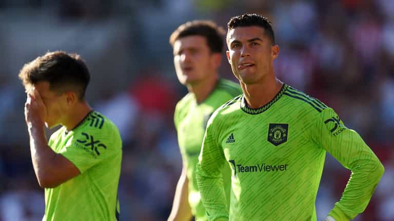Cristiano Ronaldo ‘eats alone in canteen and questions Erik ten Hag’s tactics’ Cristiano Ronaldo ‘eats alone in canteen and questions Erik ten Hag’s tactics’