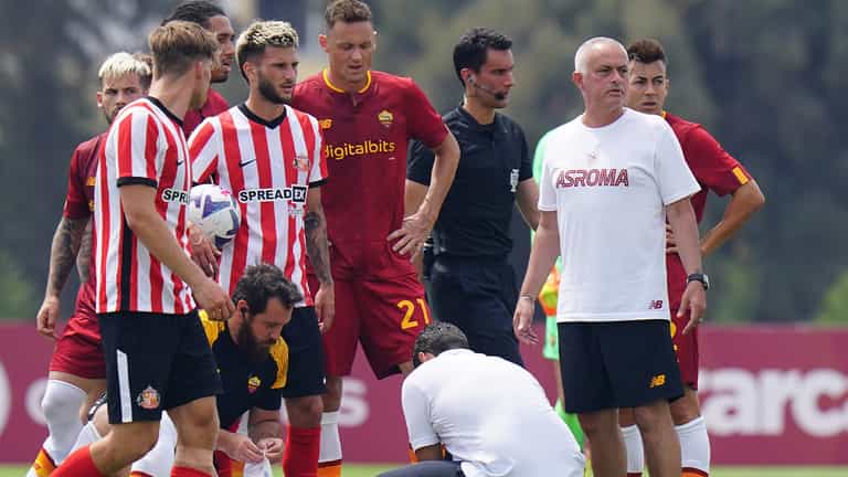 Jose Mourinho storms on to pitch in attempt to get Sunderland player sent off Jose Mourinho storms on to pitch in attempt to get Sunderland player sent off