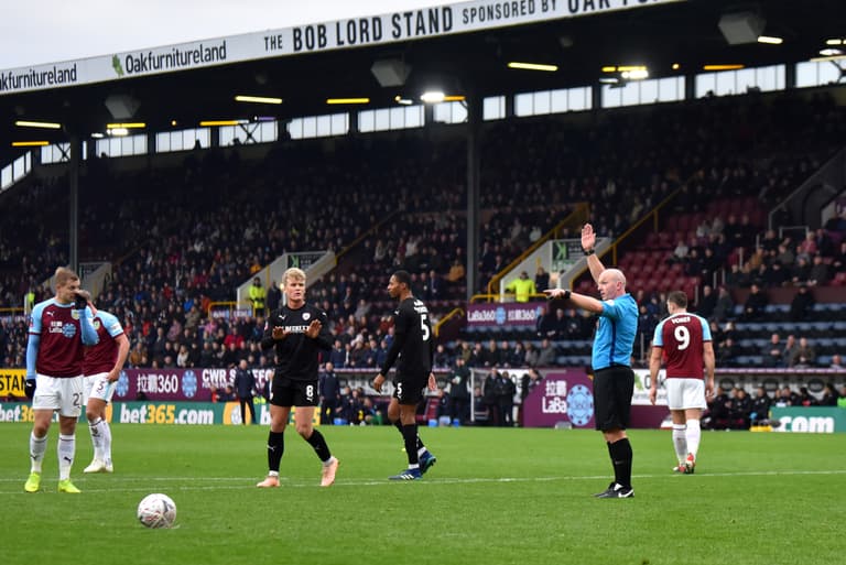 Watch VAR overrule Burnley penalty just as Vydra runs up to the ball Watch VAR overrule Burnley penalty just as Vydra runs up to the ball