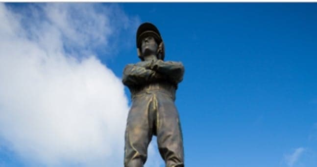 Paddy Power unveil massive 25ft statue on eve of Cheltenham Paddy Power unveil massive 25ft statue on eve of Cheltenham