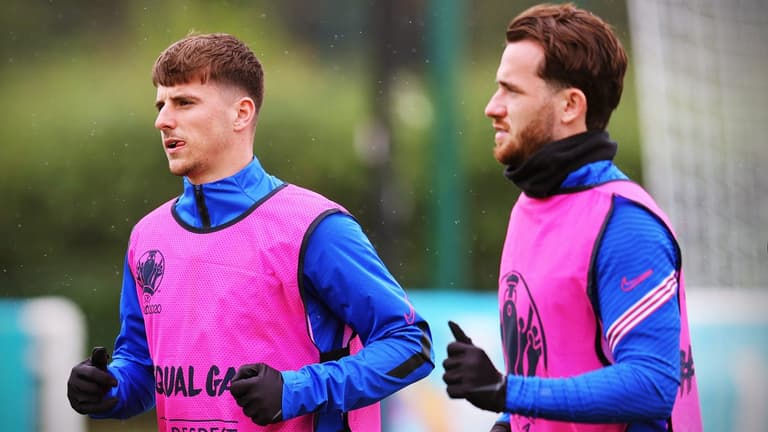 Mason Mount and Ben Chilwell isolating after Billy Gilmour interaction