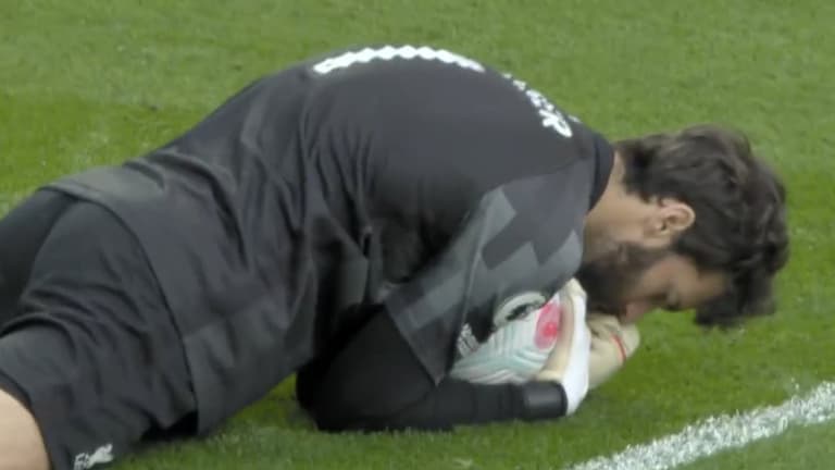 Alisson trolls Jordan Pickford during Liverpool’s Merseyside derby win over Everton Alisson trolls Jordan Pickford during Liverpool’s Merseyside derby win over Everton