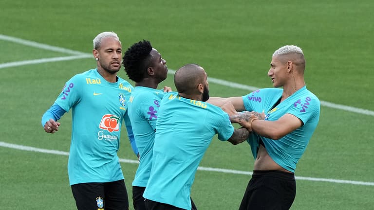 Footage emerges of Richarlison and Vinicius ‘fight’ in Brazil training Footage emerges of Richarlison and Vinicius ‘fight’ in Brazil training