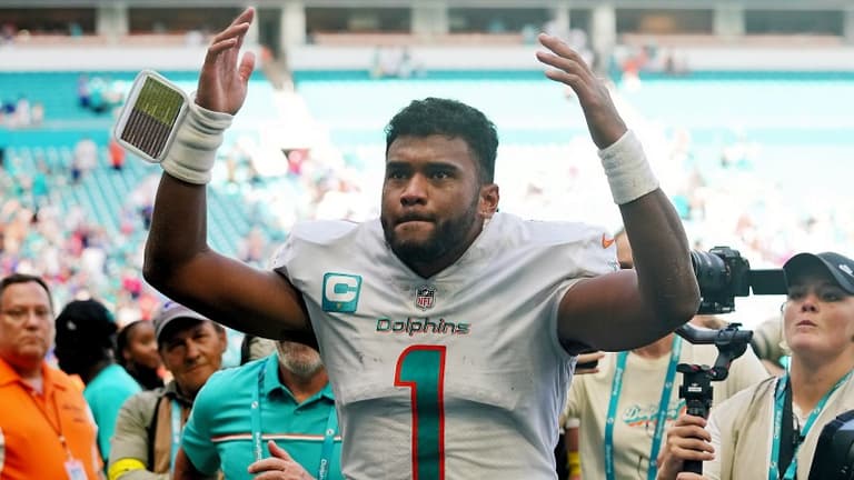 Miami Dolphins quarterback allowed to continue despite disturbing footage after head knock Miami Dolphins quarterback allowed to continue despite disturbing footage after head knock