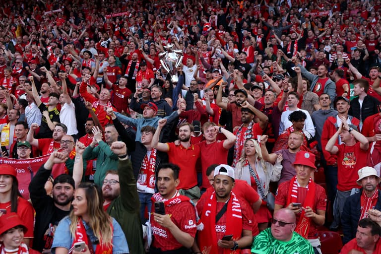 Why Liverpool fans always clap opposition goalkeepers Why Liverpool fans always clap opposition goalkeepers