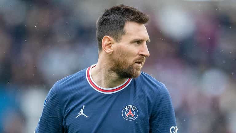 Cesc Fabregas tells PSG fans to ‘be grateful’ after they booed Lionel Messi Cesc Fabregas tells PSG fans to ‘be grateful’ after they booed Lionel Messi