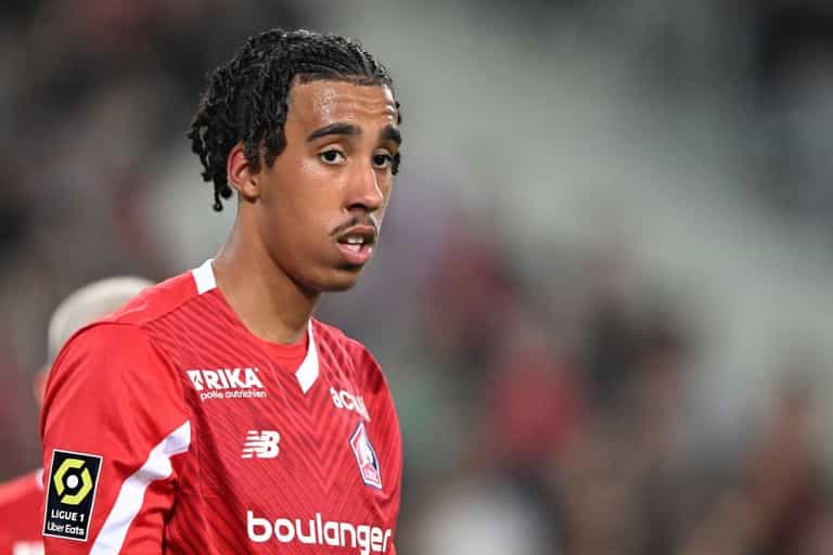 Leny Yoro travels to Manchester United to take a medical Leny Yoro travels to Manchester United to take a medical