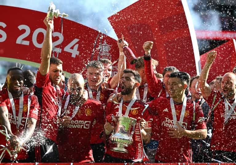Man United fans fume at new shirt that ‘looks more like a Nottingham Forest kit’ Man United fans fume at new shirt that ‘looks more like a Nottingham Forest kit’