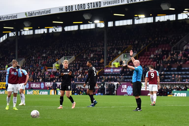 Watch VAR overrule Burnley penalty just as Vydra runs up to the ball Watch VAR overrule Burnley penalty just as Vydra runs up to the ball