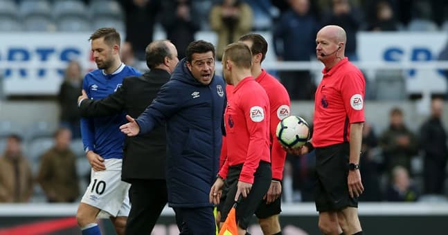 Marco Silva confronts referee after Everton blow two goal lead at Newcastle Marco Silva confronts referee after Everton blow two goal lead at Newcastle