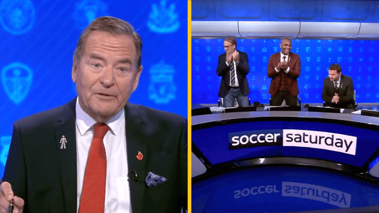 Jeff Stelling gets a standing ovation after announcing live on air that he is leaving Soccer Saturday Jeff Stelling gets a standing ovation after announcing live on air that he is leaving Soccer Saturday
