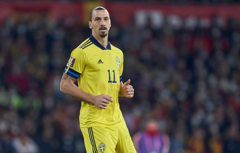 Zlatan Ibrahimovic floors Azpilicueta with vicious off-ball shoulder charge Zlatan Ibrahimovic floors Azpilicueta with vicious off-ball shoulder charge