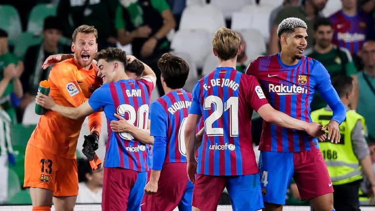 Two Barcelona players arrive for pre-season, despite being told to stay away Two Barcelona players arrive for pre-season, despite being told to stay away