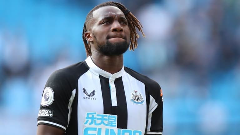 Allan Saint-Maximin gifts Rolex watch to Newcastle fan after opening day win Allan Saint-Maximin gifts Rolex watch to Newcastle fan after opening day win