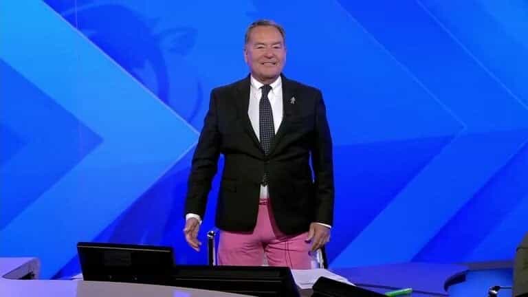 Jeff Stelling shows off new look on Soccer Saturday to defend colleague Jeff Stelling shows off new look on Soccer Saturday to defend colleague