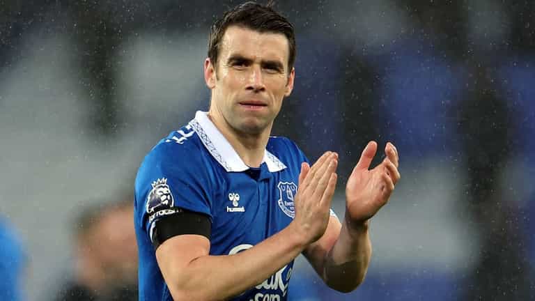 Seamus Coleman signs new one-year deal with Everton Seamus Coleman signs new one-year deal with Everton