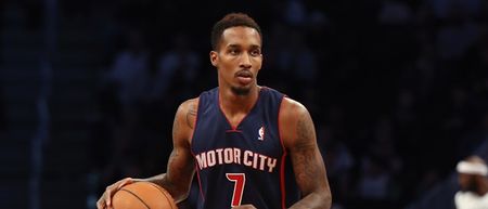 VINE: Absolutely sublime fake behind-the-back pass by Brandon Jennings bamboozles the Wizards