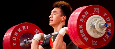 VIDEO: Watch Liao Hui break world snatch record, lifting 166kg (26 stone)