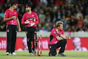 Vine: Brett Lee comes within centimetres of hat-trick in final over of his career