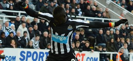 Vine: Phil Bardsley shields the ball, Papiss Cisse tries to mount him