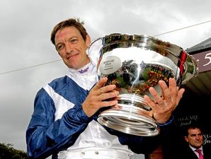 Three-time champion jockey Richard Hughes to retire at the end of 2015