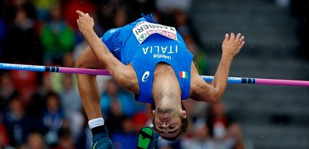 Vines: Italian high jumper with bizarre half-beard only manages half a high-jump