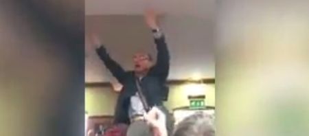 Video: Unlikely United fan leads pub full of fans in brilliant singsong