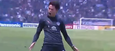 Thai player thinks he’s Cristiano Ronaldo after scoring directly from a corner kick