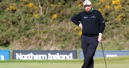 VINE: Shane Lowry breaks putter, continues putting with wedge like the boss he is