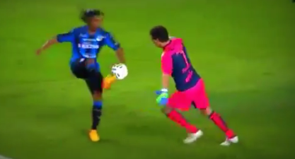 Video: Ronaldinho continues to take the p*** out of opposition players