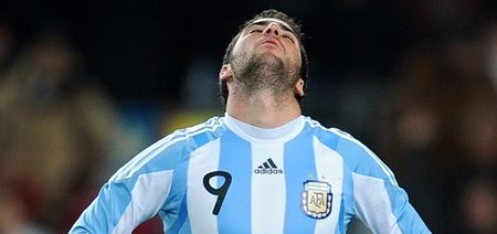 VIDEO: Higuain decides he’d rather not upset the Chile crowd, misses injury time sitter instead