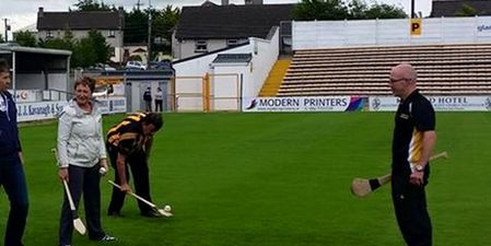 PIC: Legendary Irish singer tries his hand at hurling in Nowlan Park