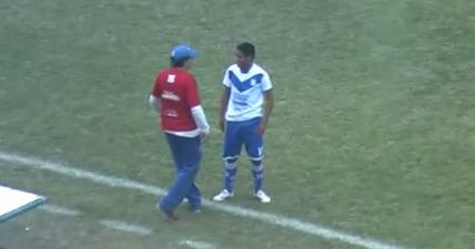 VIDEO: Nigel Pearson ain’t got nothing on this Argentine manager who kicked opposition player