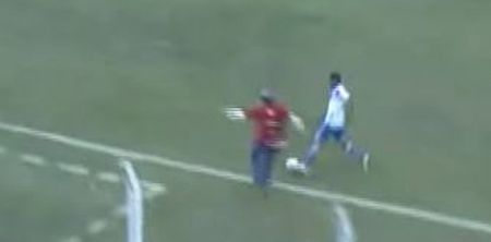 Video: Argentine manager shows utter disregard for rules by blatantly fouling player on touchline