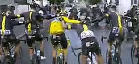 WATCH: Team Sky link shoulders mid-cycle, Richie Porte wobbles, Chris Froome is almost floored