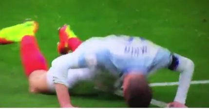 Jamie Vardy misses chance, proceeds to head-butt the ground