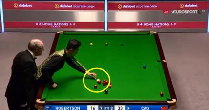 Cao Yupeng revolutionises way to hold cue in awkward position