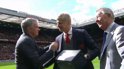 Man United’s pre-match presentation to Arsene Wenger was pure class