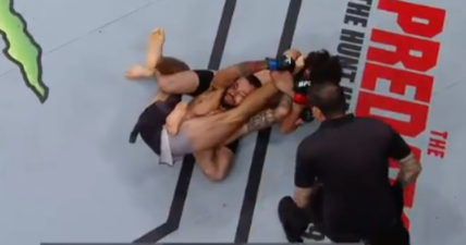 UFC fighter submits opponent with an absolutely ridiculous kneebar