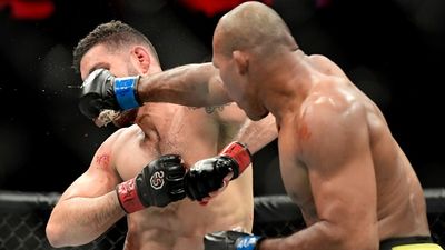 Weird ending and more Madison Square Garden heartbreak for Chris Weidman