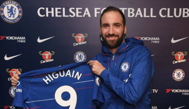 Gonzalo Higuaín officially signs for Chelsea but he will have to wait for debut