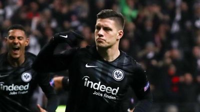 Luka Jovic marks goal against Chelsea with shocking knee-slide