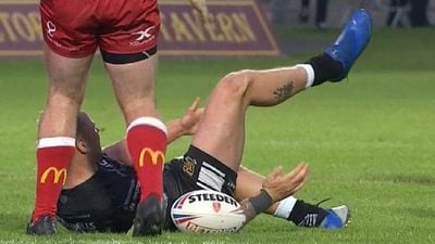 Rugby League star dislocates kneecap and slaps it back into place to continue playing