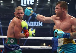 “I think I broke his cheek” – Canelo unifies the super middleweight division against a tricky Billy Joe Saunders